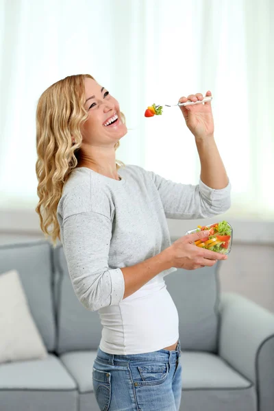 Mooie vrouw met salade — Stockfoto