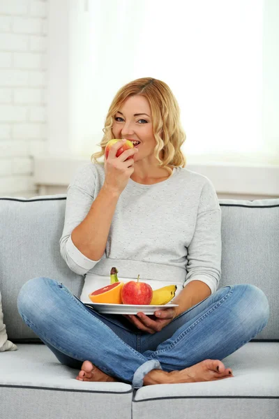 Beautiful woman with fresh fruits — Stock Photo, Image