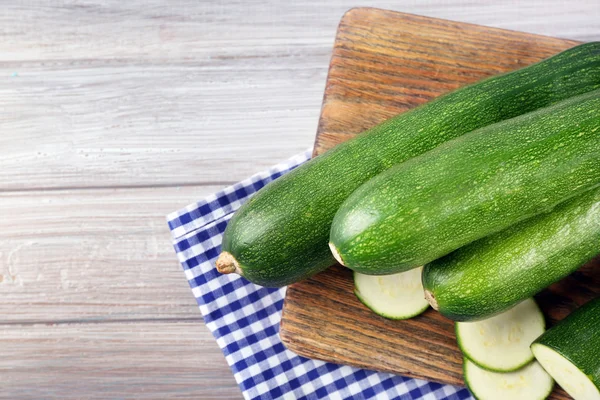 Fresh sliced zucchini on cutting board — Stock Photo, Image