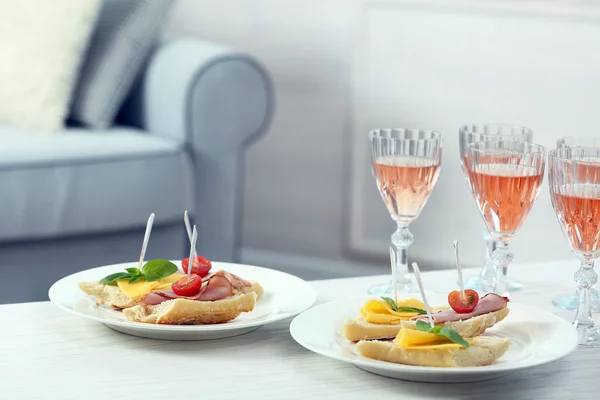 Tabel thuis met eten en drinken — Stockfoto