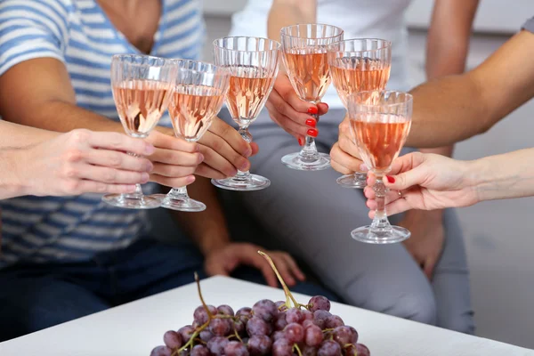 Amigos mãos com copos de vinho e sobremesas — Fotografia de Stock