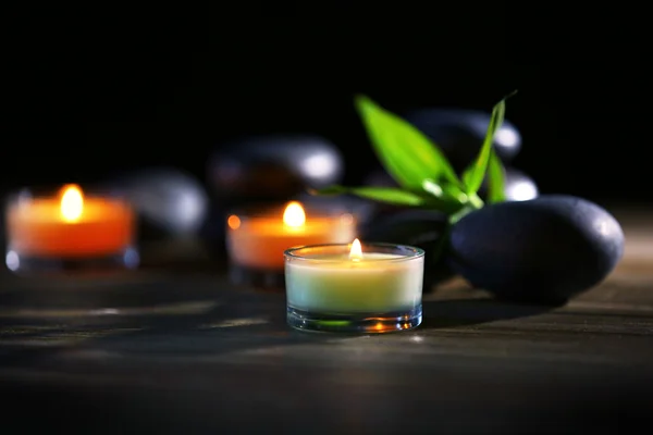 Balneario piedras y velas — Foto de Stock