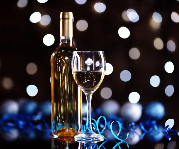 Láhev vína a vinné sklo — Stock fotografie