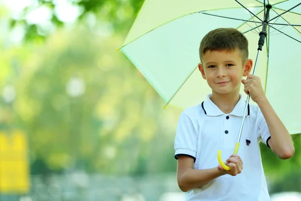 Αγόρι, υπό μεγάλη ομπρέλα κρεμώδη — Φωτογραφία Αρχείου