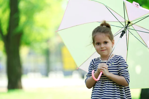 Menina sob grande guarda-chuva cremoso — Fotografia de Stock