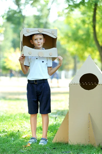 Chico divertido en casco de cartón — Foto de Stock