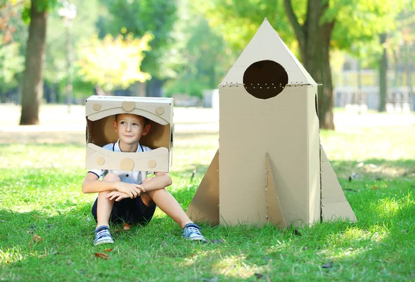 Ragazzo divertente in casco di cartone — Foto Stock