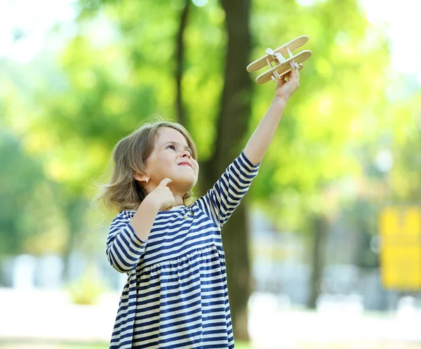 木製の飛行機で遊ぶ少女 — ストック写真