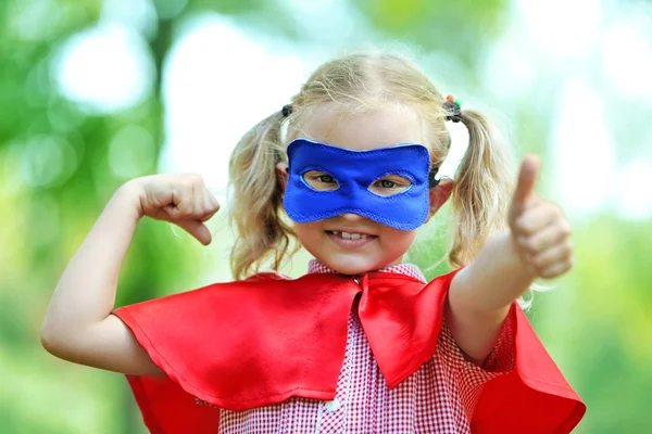 Menina super-herói no parque — Fotografia de Stock