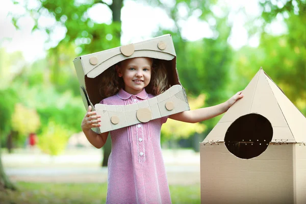 Kleines Mädchen im Karton — Stockfoto