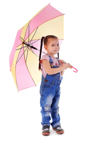 Kleines Mädchen unter großem cremigen Regenschirm — Stockfoto