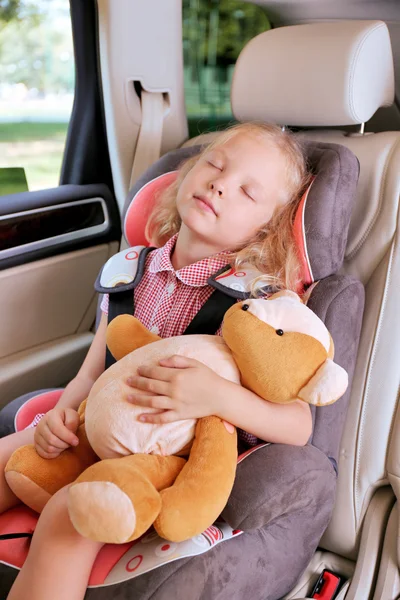 Красива дівчина спить в машині — стокове фото