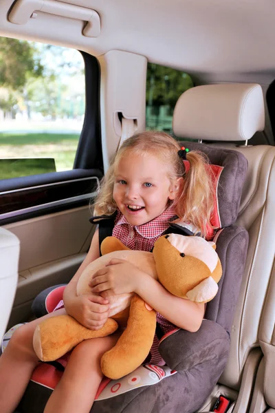 Chica feliz con oso de peluche — Foto de Stock