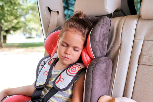 Menina dormindo no carro — Fotografia de Stock