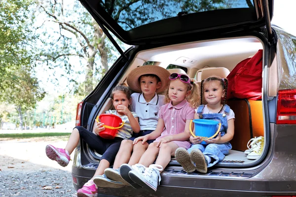 Enfants assis sur le coffre de la voiture — Photo