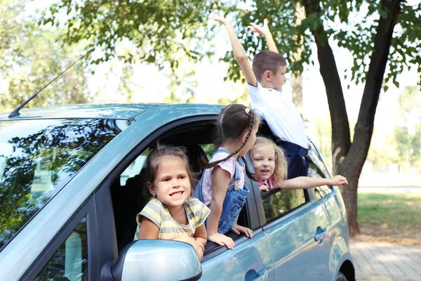 Enfants souriants dans la voiture — Photo