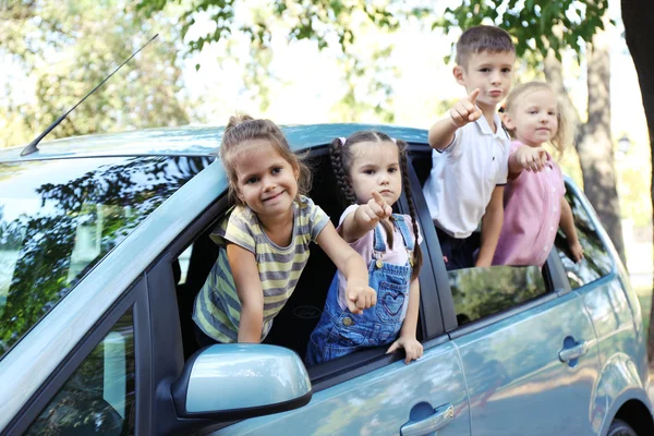 Crianças sorridentes no carro — Fotografia de Stock