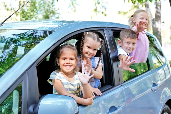 Crianças sorridentes no carro — Fotografia de Stock