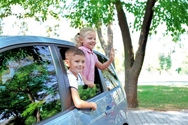 Lachende kinderen in auto — Stockfoto