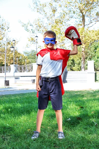 Хлопчик одягнений як супергерой — стокове фото