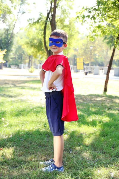 Menino vestido de super-herói — Fotografia de Stock