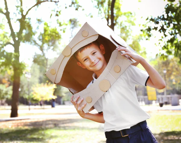 Karton kask içinde komik çocuk — Stok fotoğraf