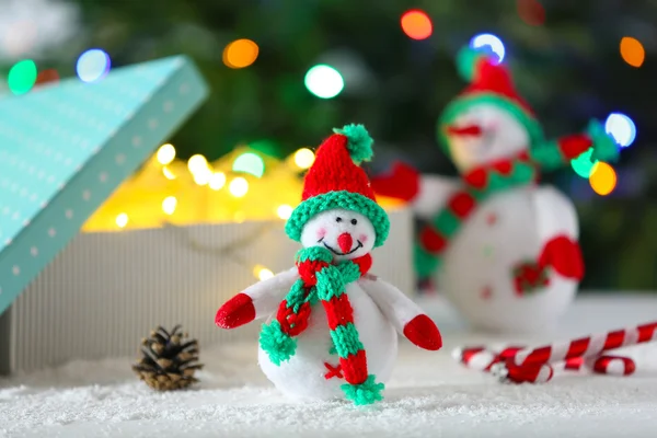 Sneeuwmannen op Kerstmis achtergrond — Stockfoto