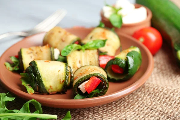 Salad with arugula and zucchini rolls — Stock Photo, Image