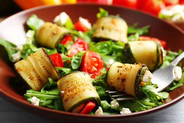 Ensalada con rúcula y rollos de calabacín — Foto de Stock