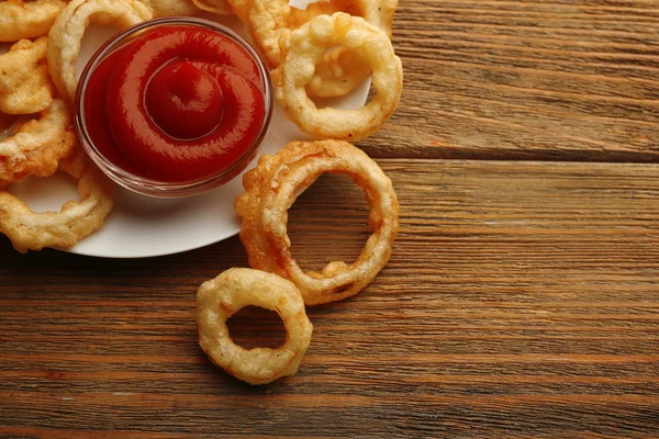 Chips Ringe mit roter Sauce — Stockfoto