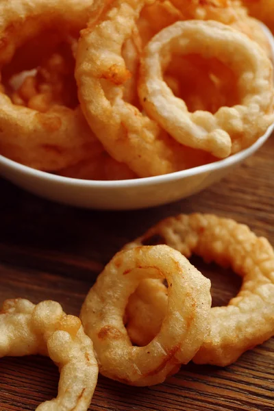 Anéis de batatas fritas na tigela — Fotografia de Stock