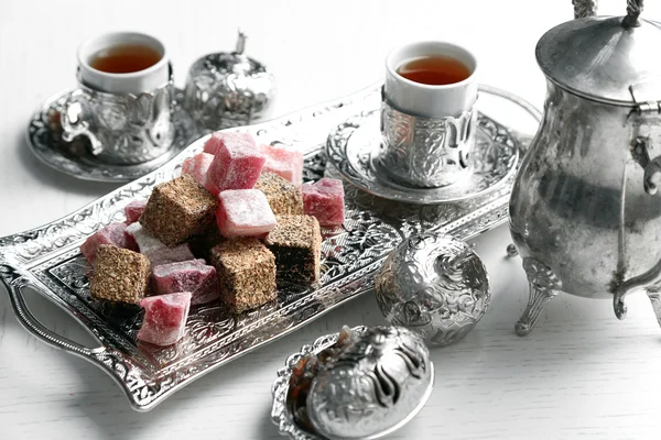 Antikes Teeservice mit türkischem Genuss — Stockfoto