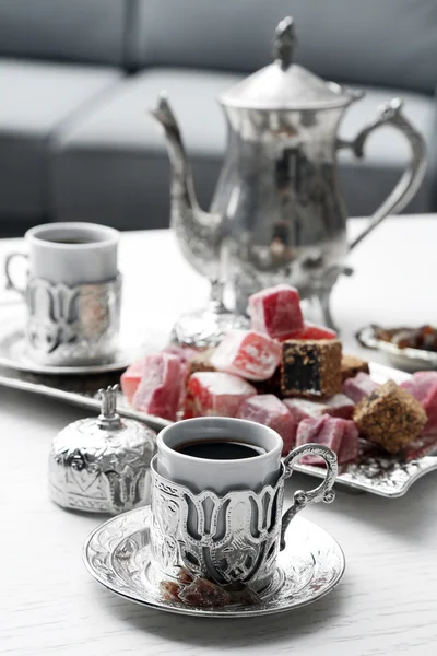 Antika te-set med Turkish delight — Stockfoto