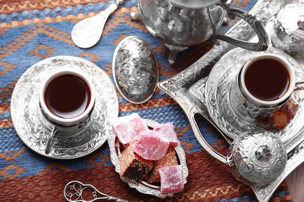 Антикварный чайный сервиз с турецкой сладостью — стоковое фото