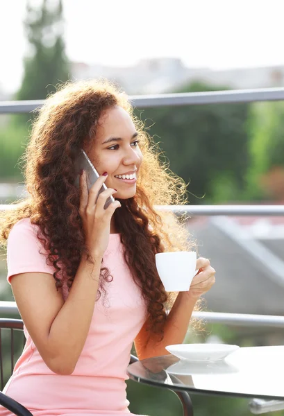 Donna che parla al cellulare e beve caffè — Foto Stock