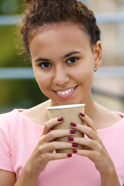 ผู้หญิงในชุดสีชมพู ดื่มกาแฟ — ภาพถ่ายสต็อก