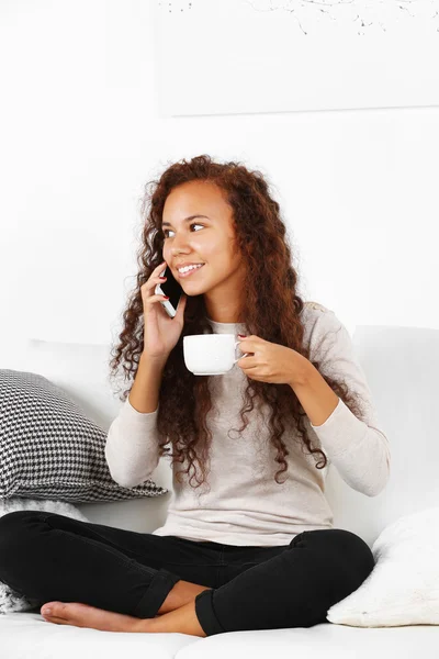 Mujer con taza de café hablando por teléfono celular — Foto de Stock