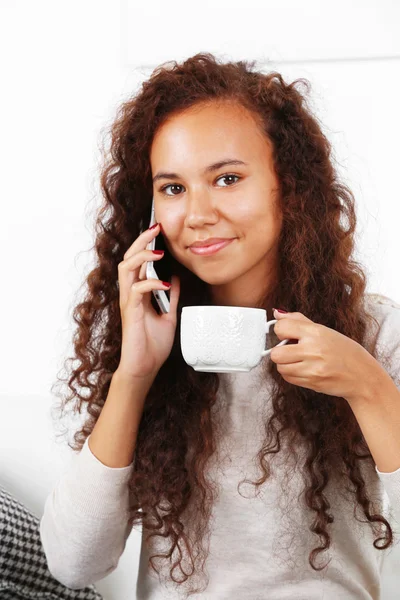 Donna che parla al cellulare con una tazza di caffè — Foto Stock