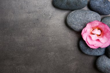 spa taşları ve çiçekler