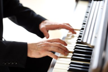 piyano çalmaya adam eller
