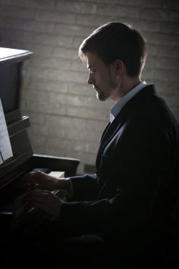 müzisyen piyano çalıyor