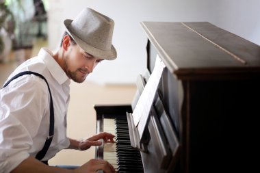 piyano müzik yapma şapkalı adam