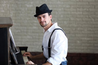 piyano müzik yapma şapkalı adam