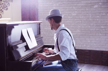 piyano müzik yapma şapkalı adam