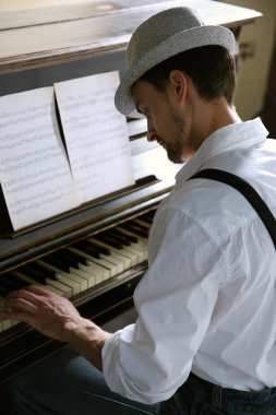 piyano müzik yapma şapkalı adam