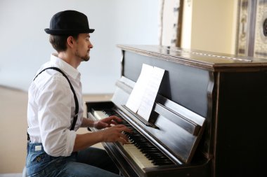 piyano müzik yapma şapkalı adam