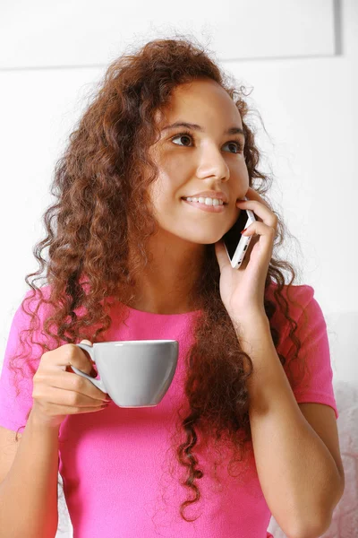 Donna che parla al cellulare con caffè — Foto Stock