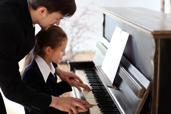 Insegnante treni per giocare pianoforte ragazza — Foto Stock