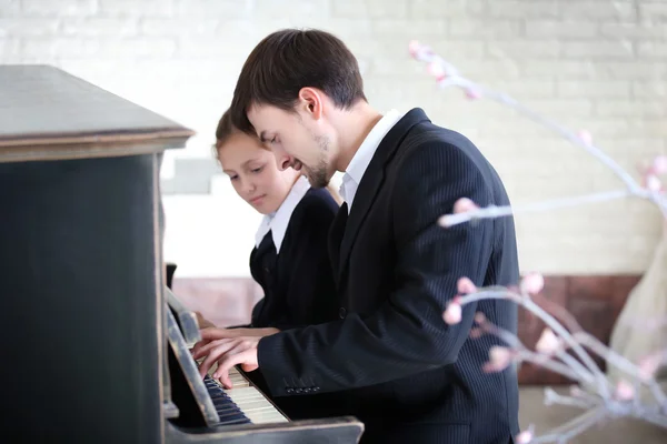 Insegnante treni per giocare pianoforte bambina — Foto Stock