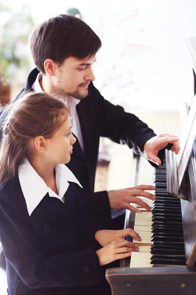 Insegnante treni per giocare pianoforte bambina — Foto Stock